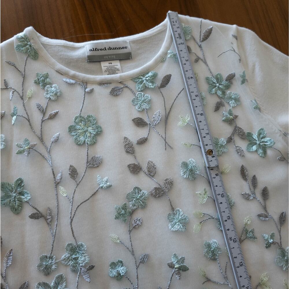 Alfred Dunner Womens SIZE Petite Small Mesh Embroidered White Top - Picture 7 of 8